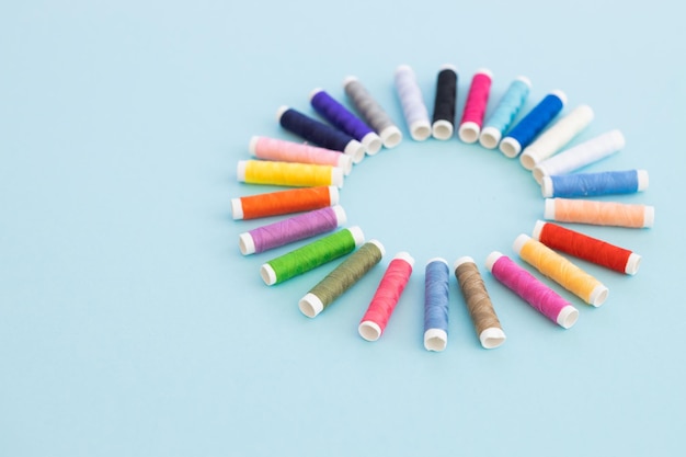 zbiór kolorowych nici do haftu